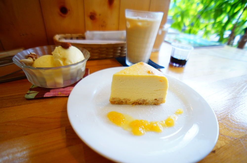 Cafe Palmyra （カフェ パルメイラ）のチーズケーキ、ロイヤルミルクティ、アイス